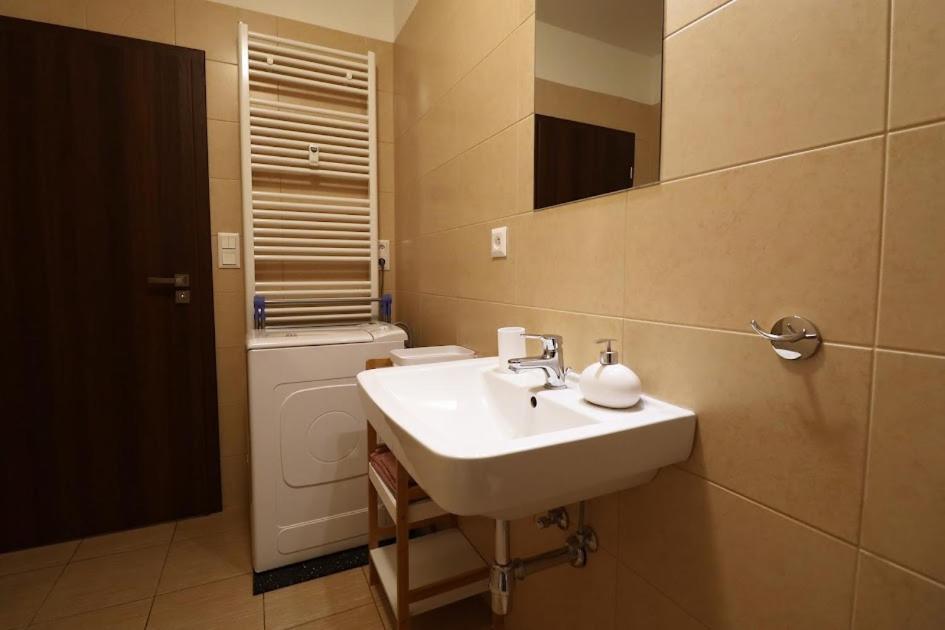 Cosy Studio, 15Min To Old Centre, Self-Check In, Free Wifi, Welcome Drink! Praga Esterno foto